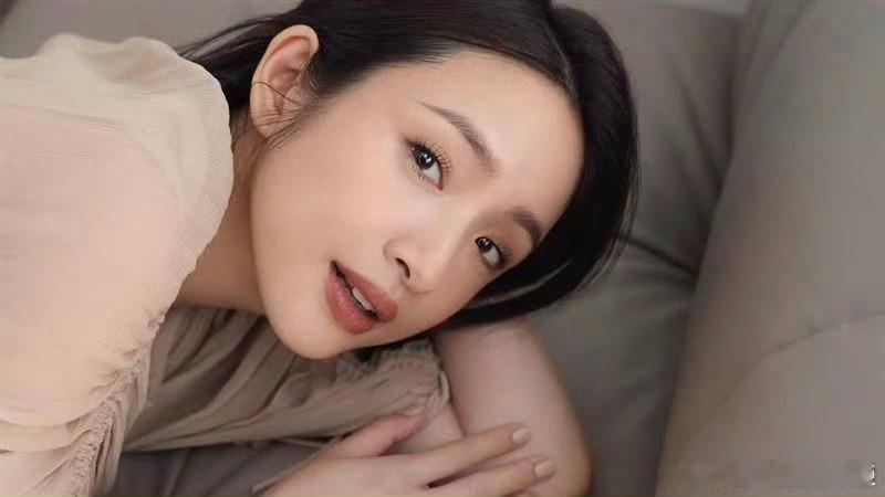 有时候觉得这么说“现实”但话糙理不糙男的比女的有钱有钱有地位之类比如男富商女辅助