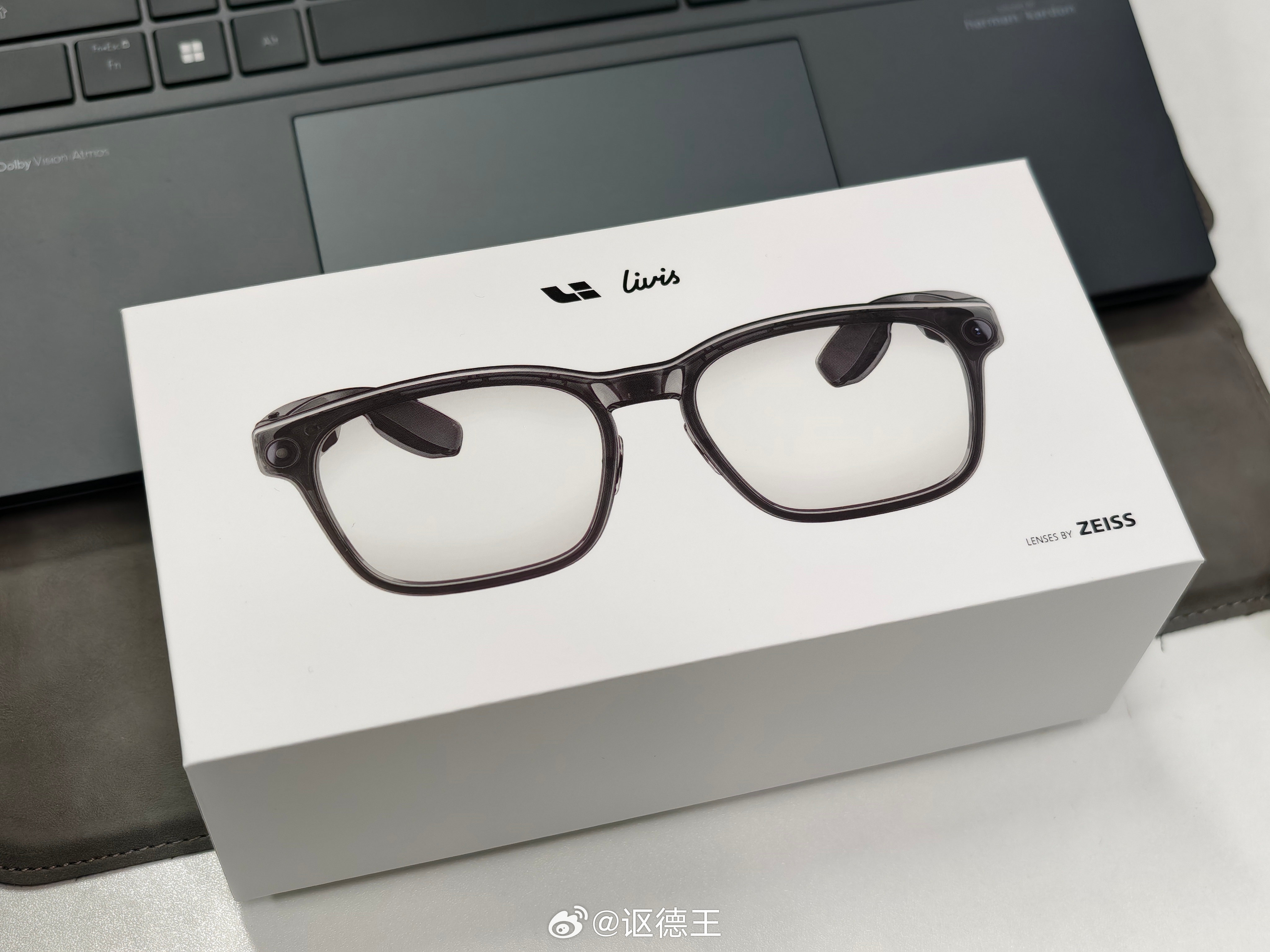 我的Livis眼镜终于收到了，第一时间就把标配的鼻托换成了备用的空气鼻托，明显更