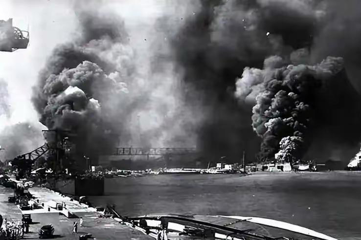 1943年，泰国三万大军入侵云南，93师师长派500敢死队夜袭，一把火烧掉了泰军