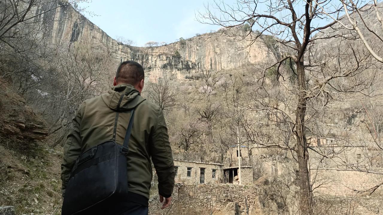 河北悬崖上有个废弃的无人村，竟住着一对夫妻。周围十公里荒无人烟，他们是如何生活的