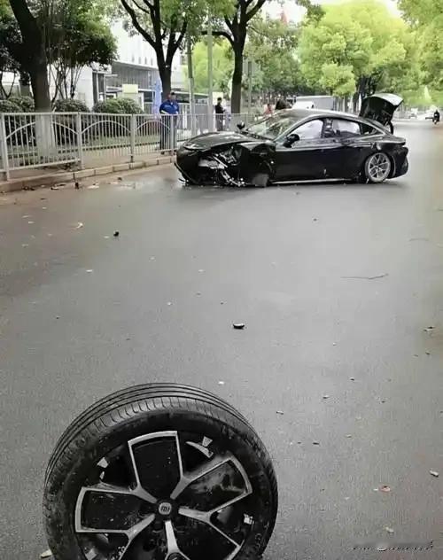 1月3日，小米集团董事长雷军在直播中就小米YU7车型偏置碰撞测试中出现的车轮脱落