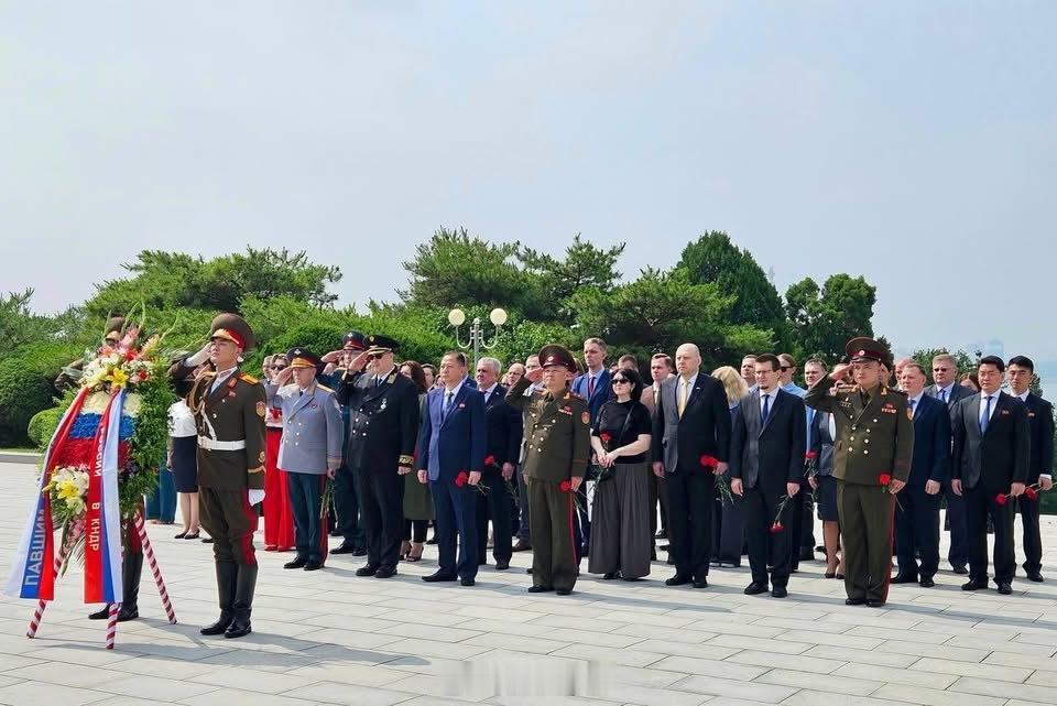 🇷🇺🇰🇵俄罗斯驻朝鲜大使馆人员与朝鲜外交部代表，为纪念「俄罗斯日」，6月