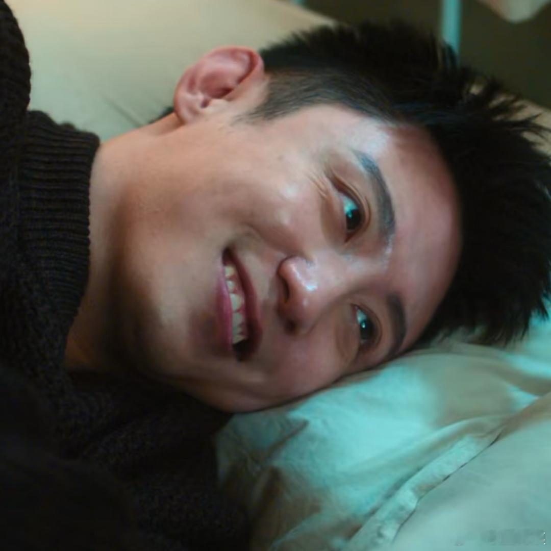 黄景瑜睡觉时候，脸上的肉居然不会淌下来，皮肤真的好紧实，好羡慕[哇] 