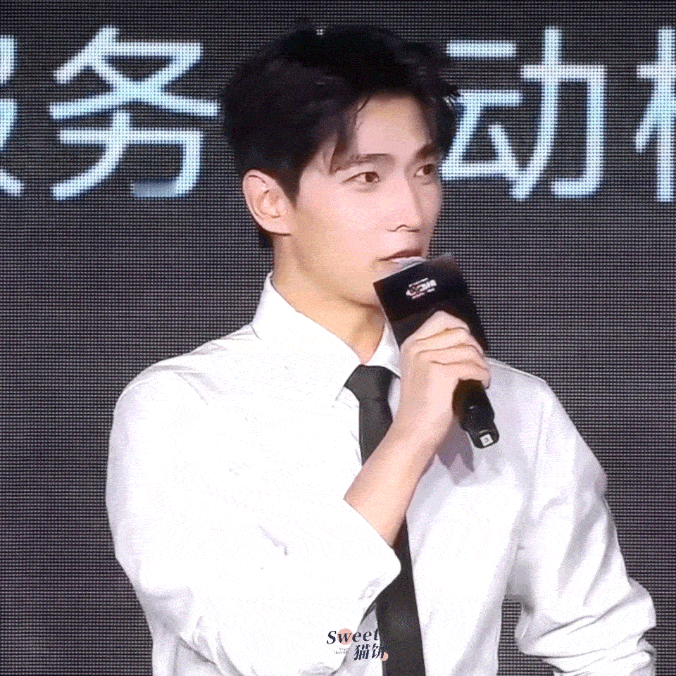 杨洋白衬衫男大造型白衬衫是检 验颜值的标准，更是他的“氛围感利器”。不需要复杂装
