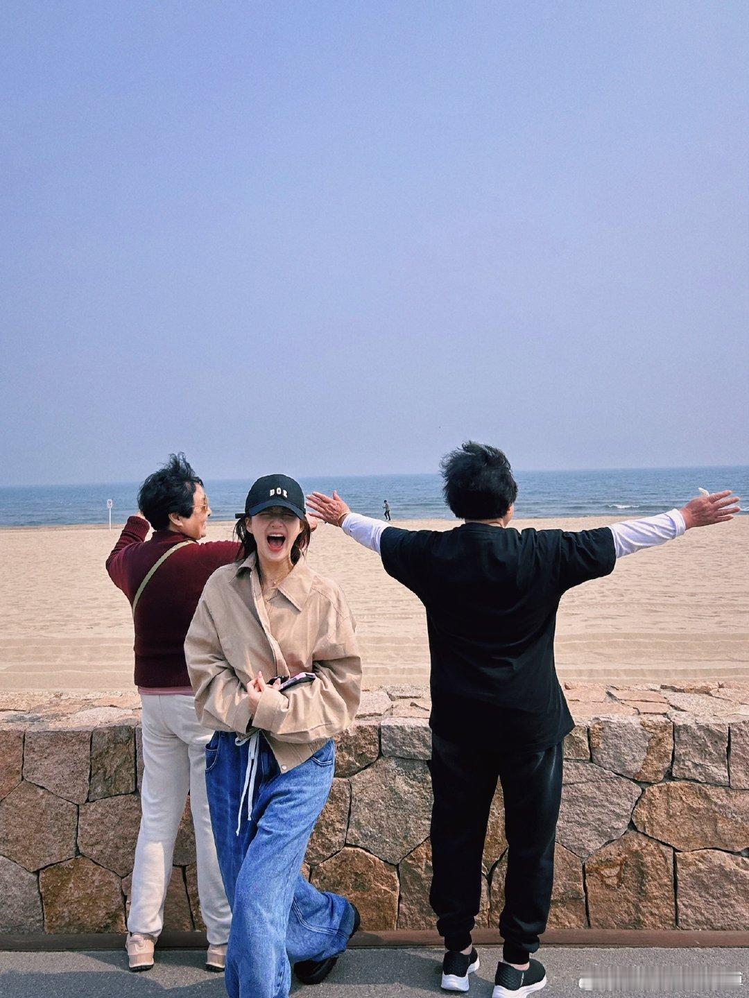 #赵露思明媚#赵露思笑起来好明媚，美女请多营业[送花花] ​​​