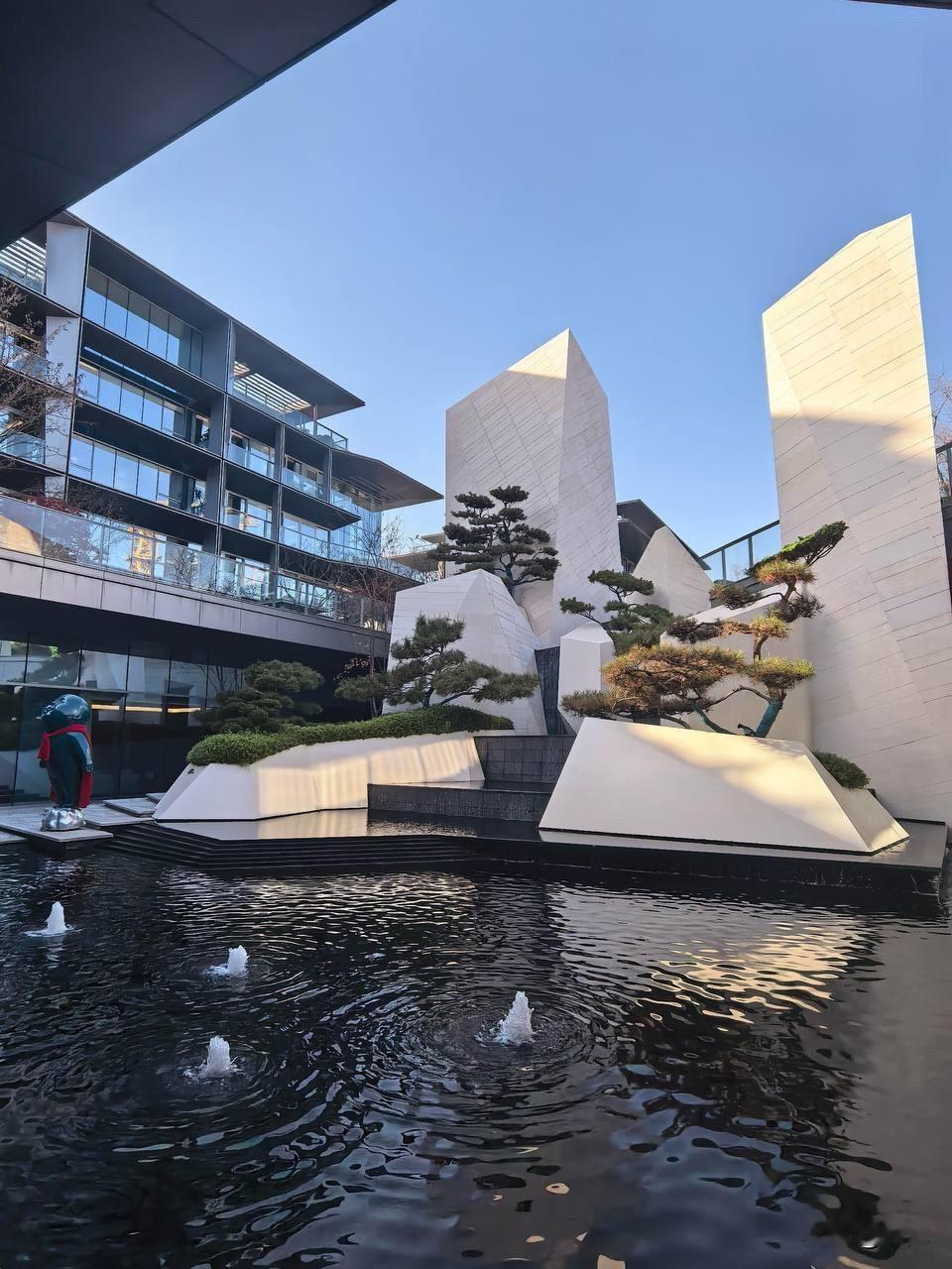 因朋友圈没人点赞
男子被确诊抑郁症
近日，话题“男子因朋友圈无人点赞患上抑郁症”