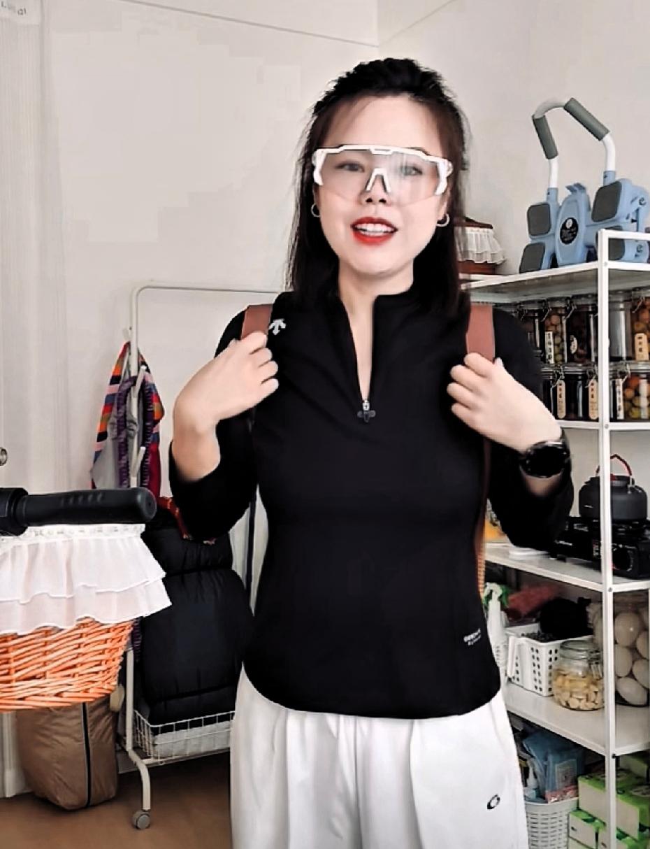 苦茶丹丹香，子承父业，戴电焊眼镜！
伙伴们，看我今天的造型精致吗！背上我的小框框