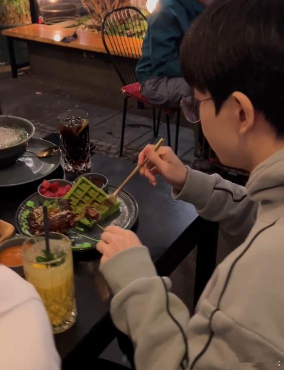 告别牛肉面！BLG一份鸭腿一起吃，今晚和DK争夺最后一张八强淘汰赛门票，加油！#