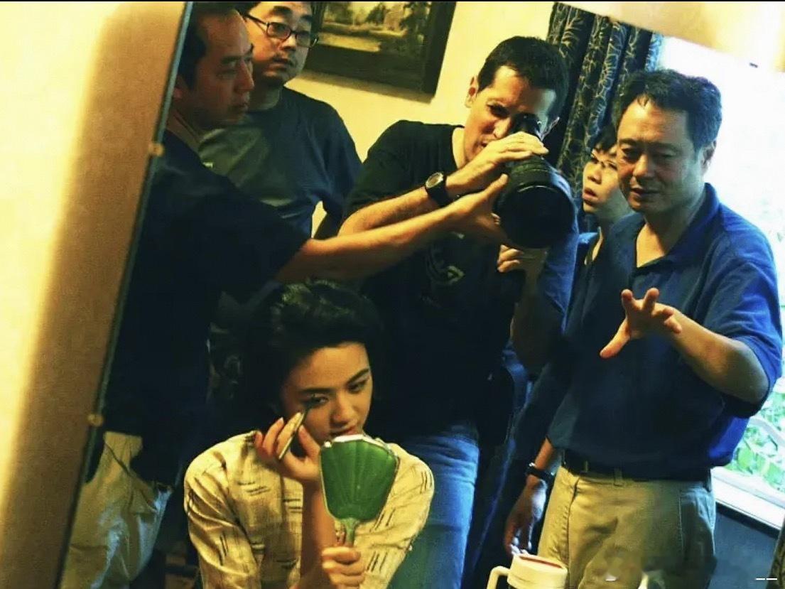 李安现场指导演员拍吻戏 