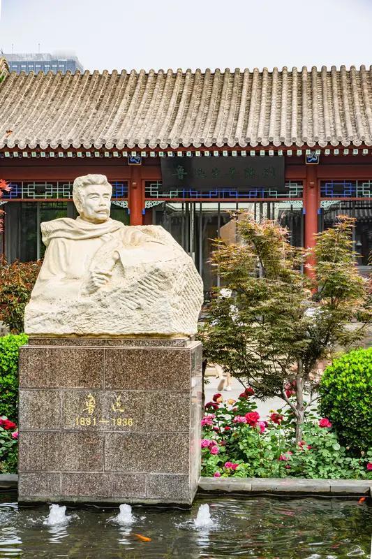 “深刻”二字似乎就是为鲁迅先生量身定做的。他的文字，总能像手术刀一样精准地划开时