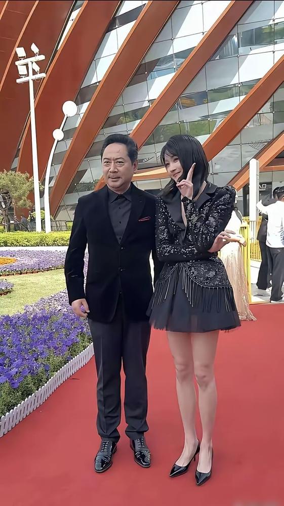 关晓彤长腿逆天，可她主演的剧，最低竟只有2.4分？
 
想当年，她顶着“国民闺女