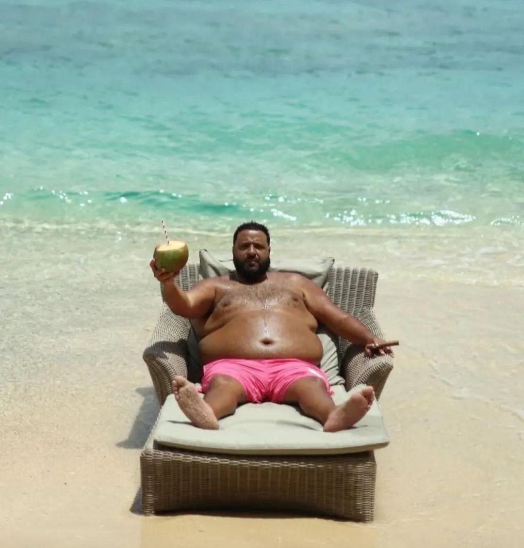 知名音乐人 DJ Khaled 发布海滩性感照，他真的很有松弛感！在清透如玻璃的