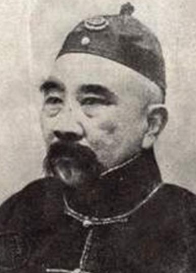 1917年，安徽都督张勋上了床，枕在三姨太王克琴香软的肚皮上。他刚睡着被弄醒了。