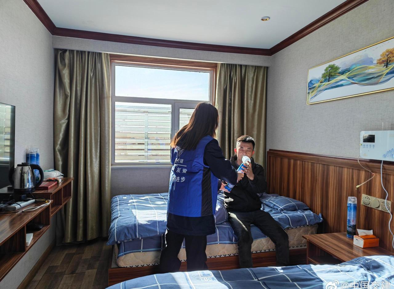 【天路驿站】海拔4560米的唐古拉山镇，是青藏线上的“高海拔关口”，也是无数大车