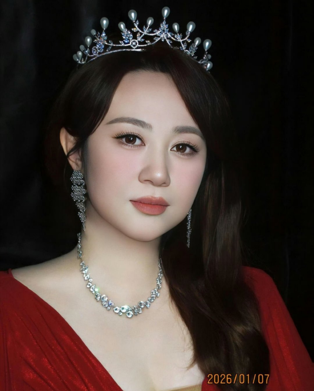 马丽新年妆又幻视女团了马丽这新年妆绝了！不是那种死板的精致，是带着生活气的喜庆感