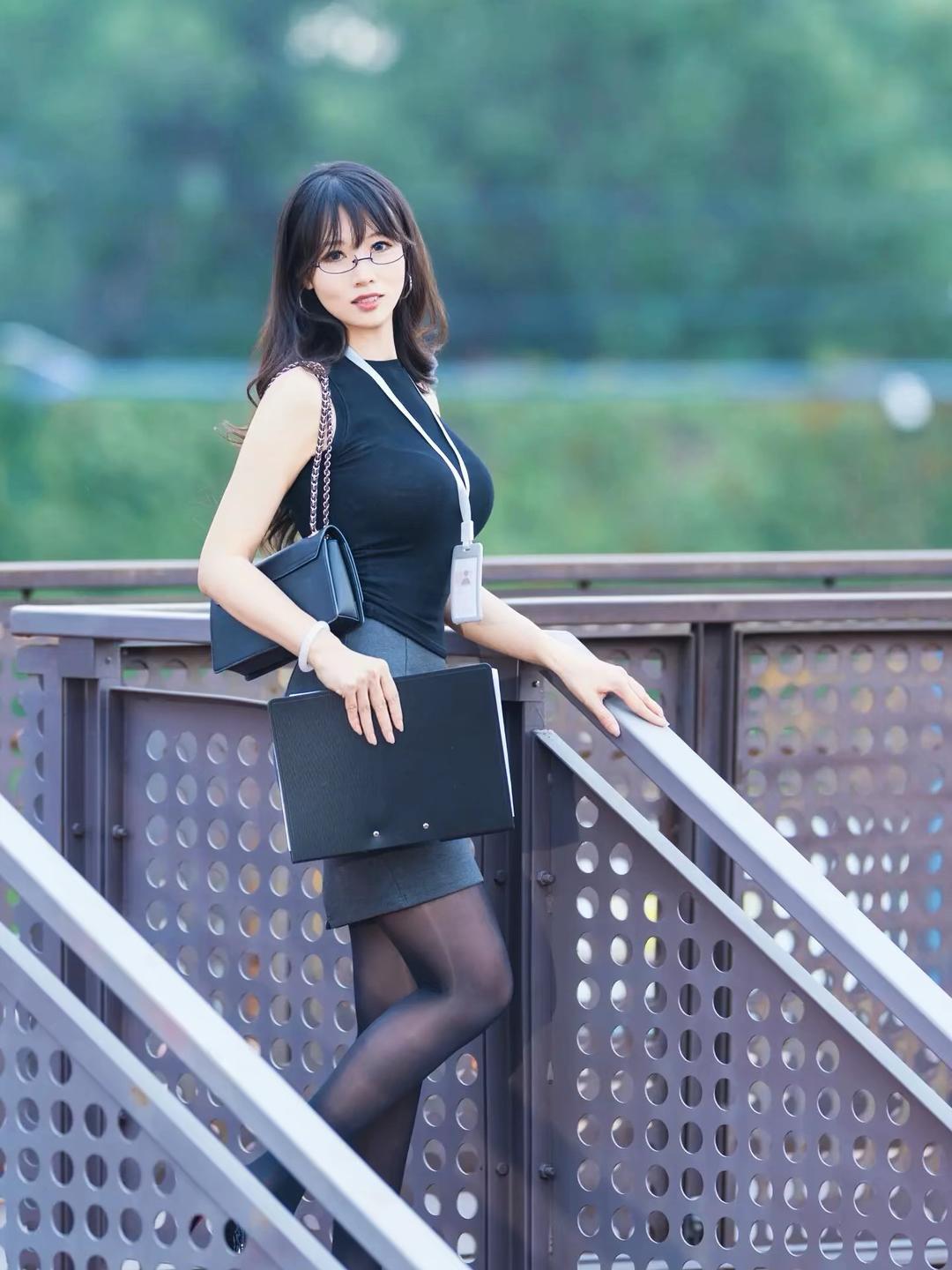 都市女郎的时尚穿搭，自信满满！