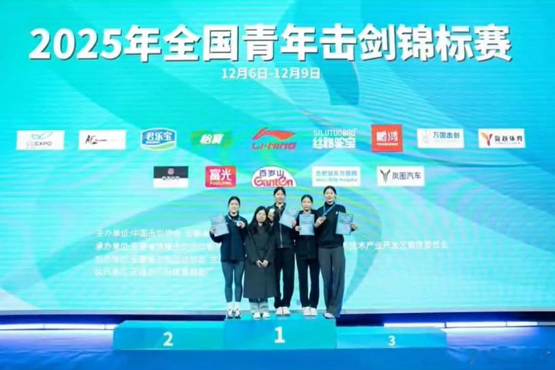 温岭击剑少女首夺全国青赛银牌 剑影闪着温岭的光，少女的锋芒刺破赛场的风，全国青赛