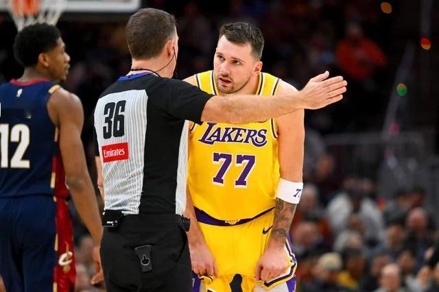 在洛杉矶湖人球星卢卡·东契奇周三晚间险些遭遇严重受伤后，NBA联盟将与克利夫兰骑