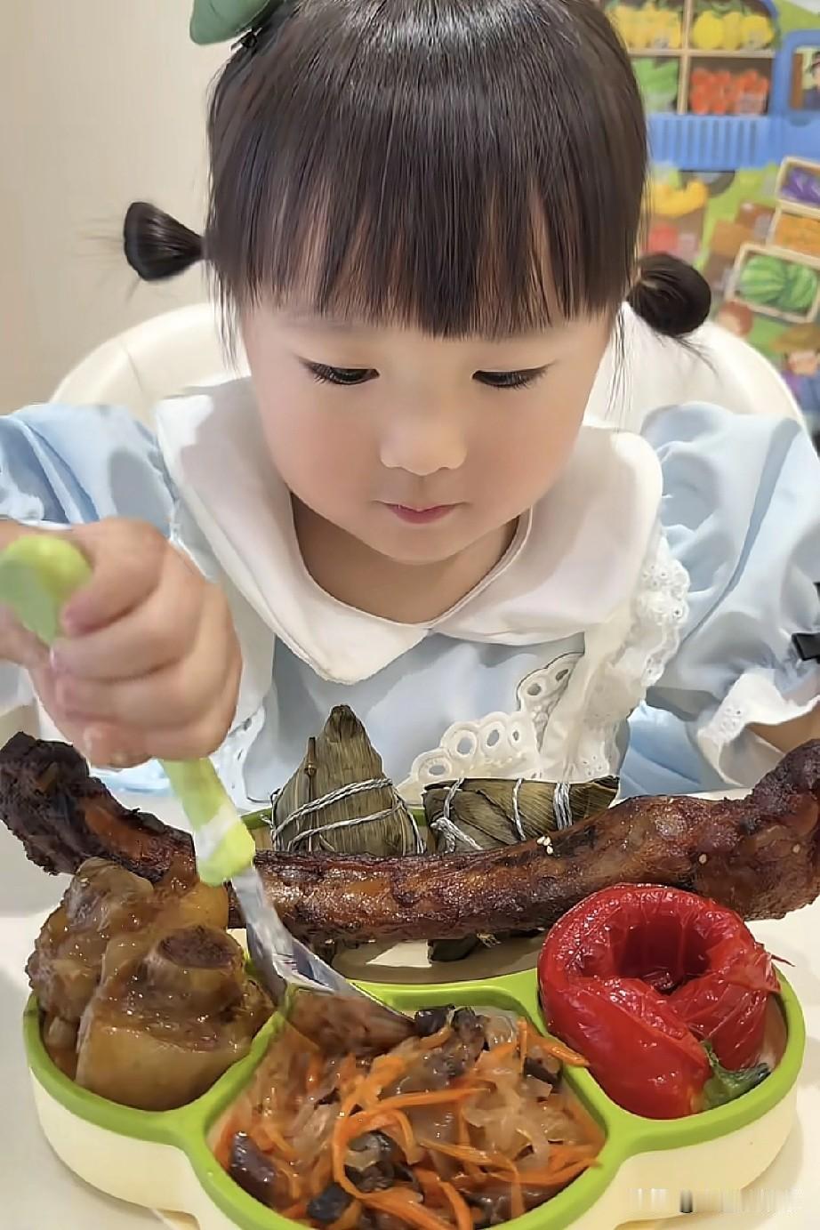 谁再说米乐吃的多，
我第一个不同意，
你看这同龄的小女孩比米乐吃的多。

让孩子