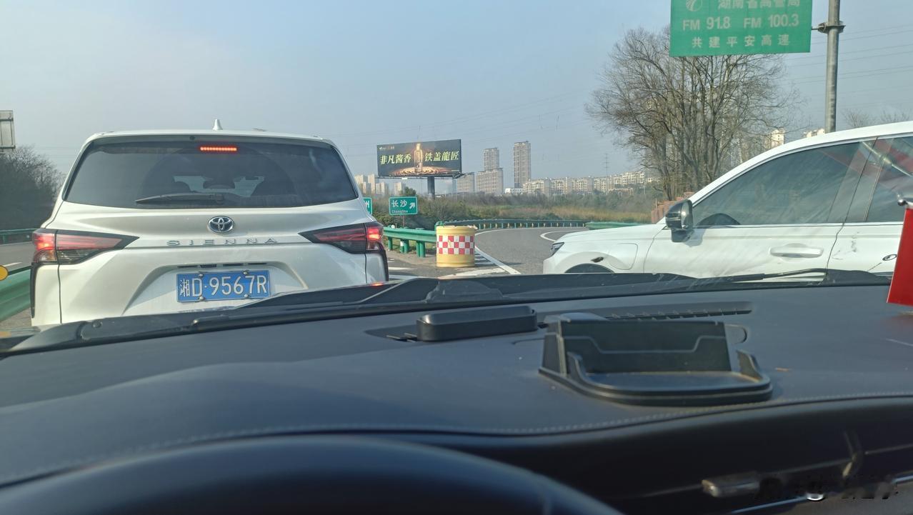 每年春运，堵在湖南，很多人吐槽湖南高速，不怪过路的司机。大家都集中在这几天高速免