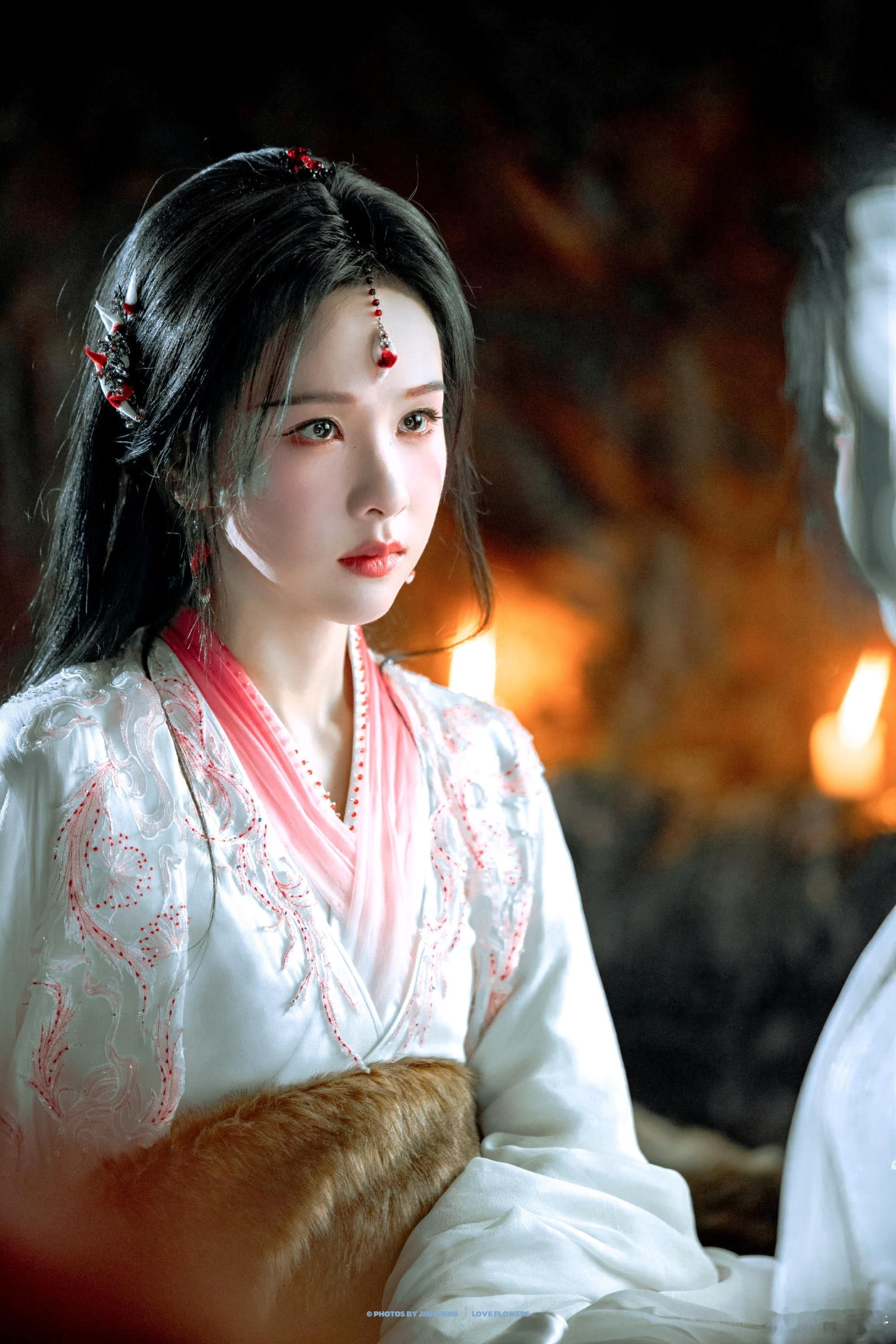 月鳞绮纪新副本开启月鳞绮纪 风吹动宣纸，老树在窗外守望，言多客栈里的秘密如墨迹般