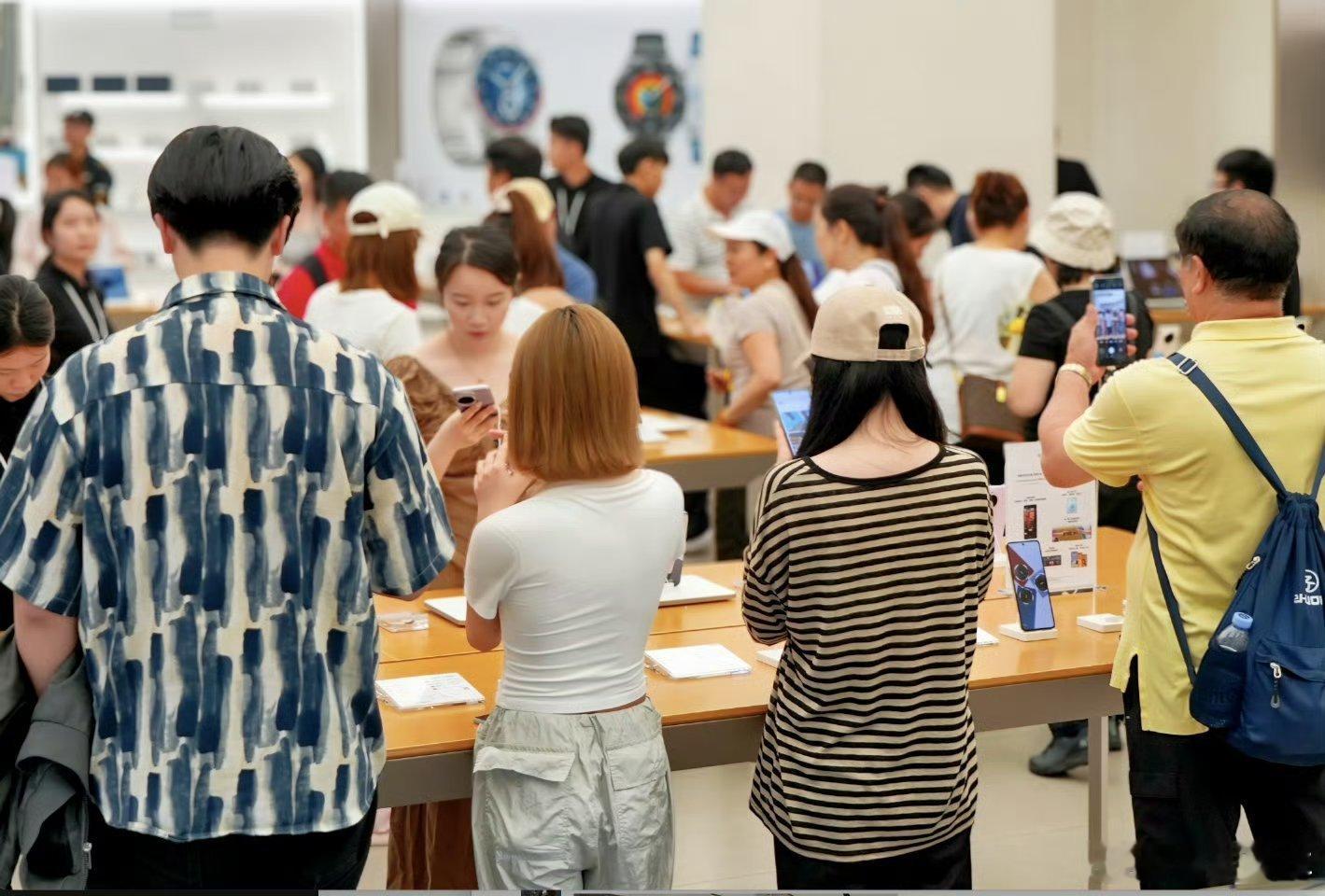 nova14开售华为门店被挤爆了，人人人人nova14人人人人 全新星耀环设计搭
