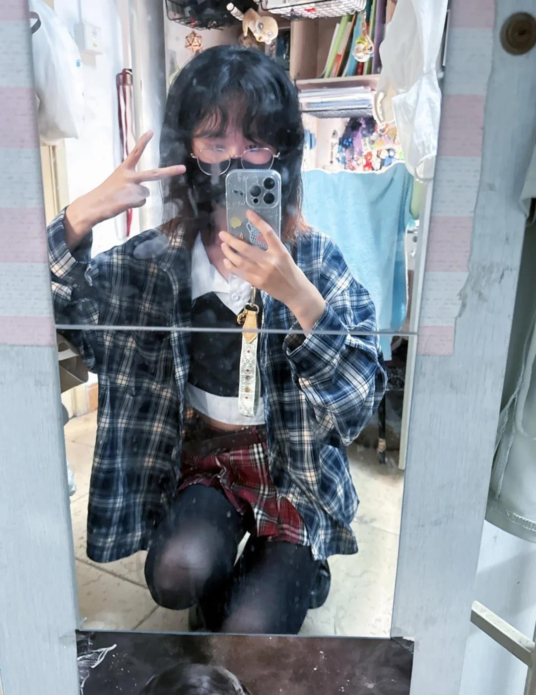 或许是一种县城文学
两位数的衣服get
很有千禧年小镇感的一套衣服
学习省钱中