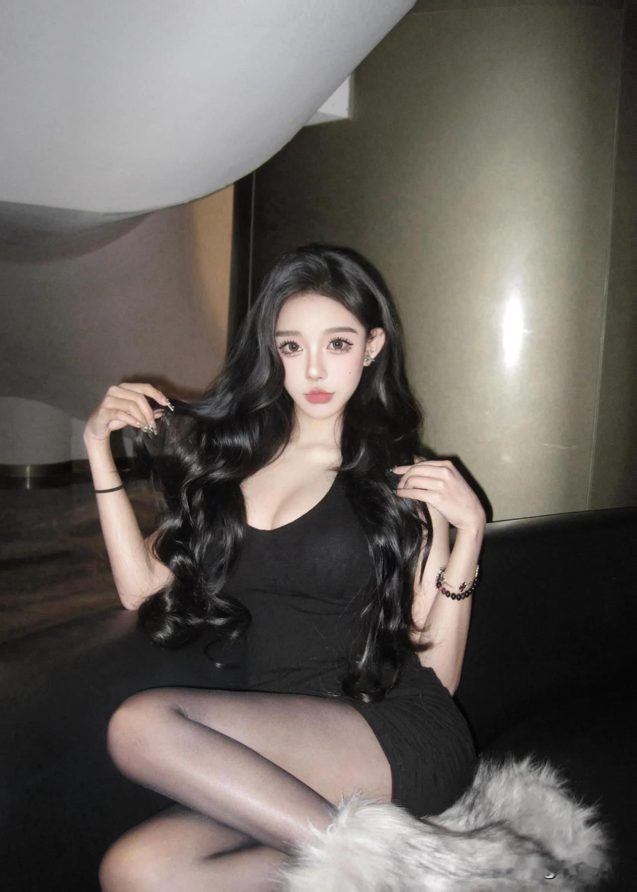 性感妩媚，丝袜裹身。#性感美女 ‘# #可爱性感美女、# #妩媚性感七# #纯欲
