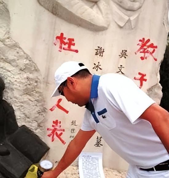 1997年，冰心长子趁妻子出国，将比自己小40岁的女儿带回家过夜。后来他为了分割