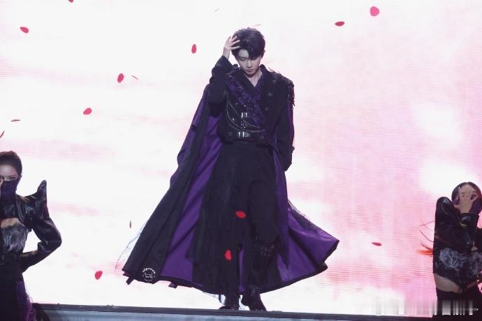 马嘉祺 吸血鬼伯爵真的被帅到了！马嘉祺的吸血鬼伯爵造型太绝了，高贵典雅的紫色完美