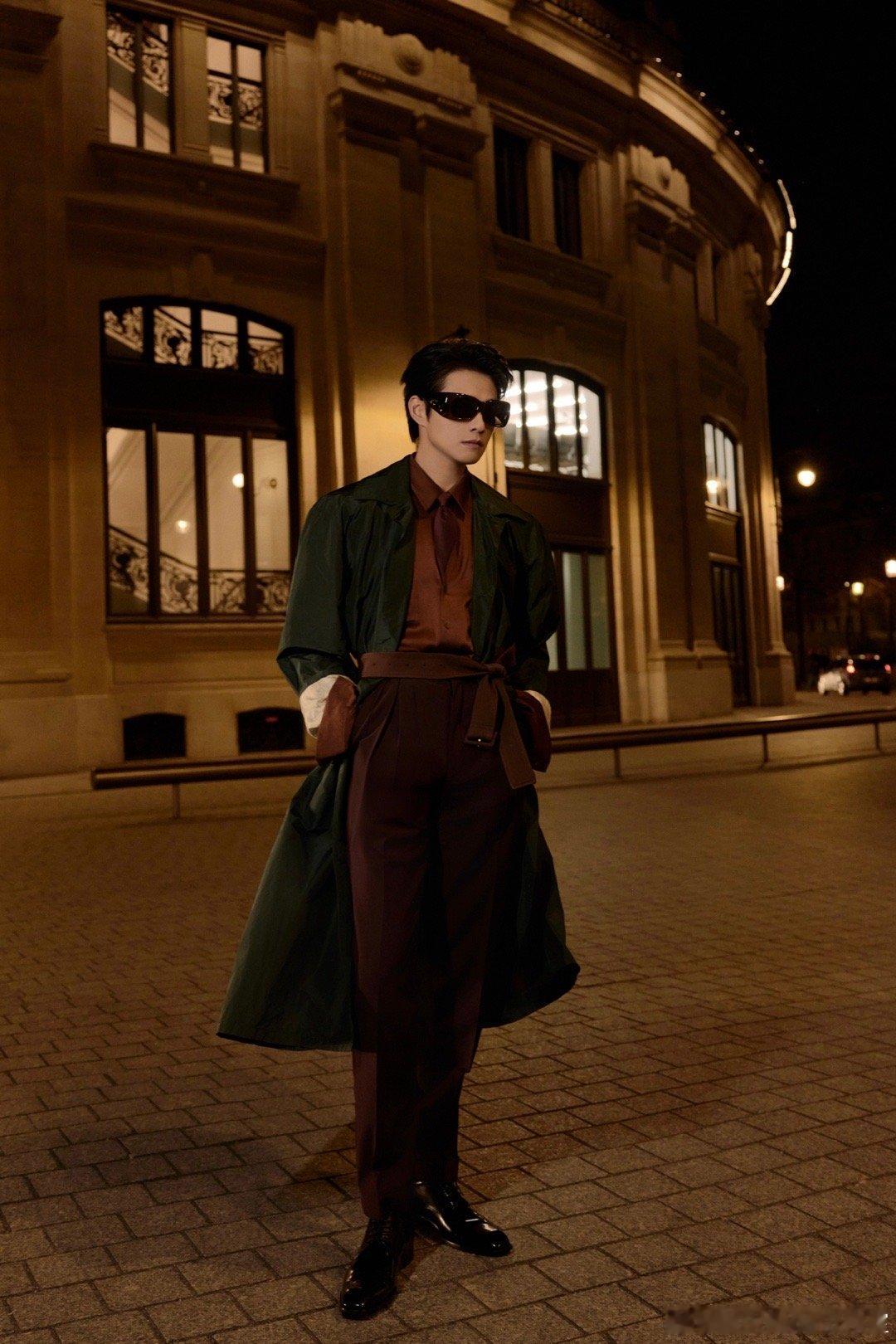 魏大勋出个国帅成这样 被魏大勋海外状态狠狠惊艳！气质清爽，造型亮眼，镜头里的他简