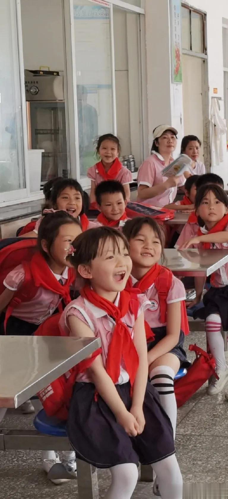 在他的科学课上，那些留守儿童的眼里闪着光！回旋纸飞机、声音波形演示、水火箭、伯努