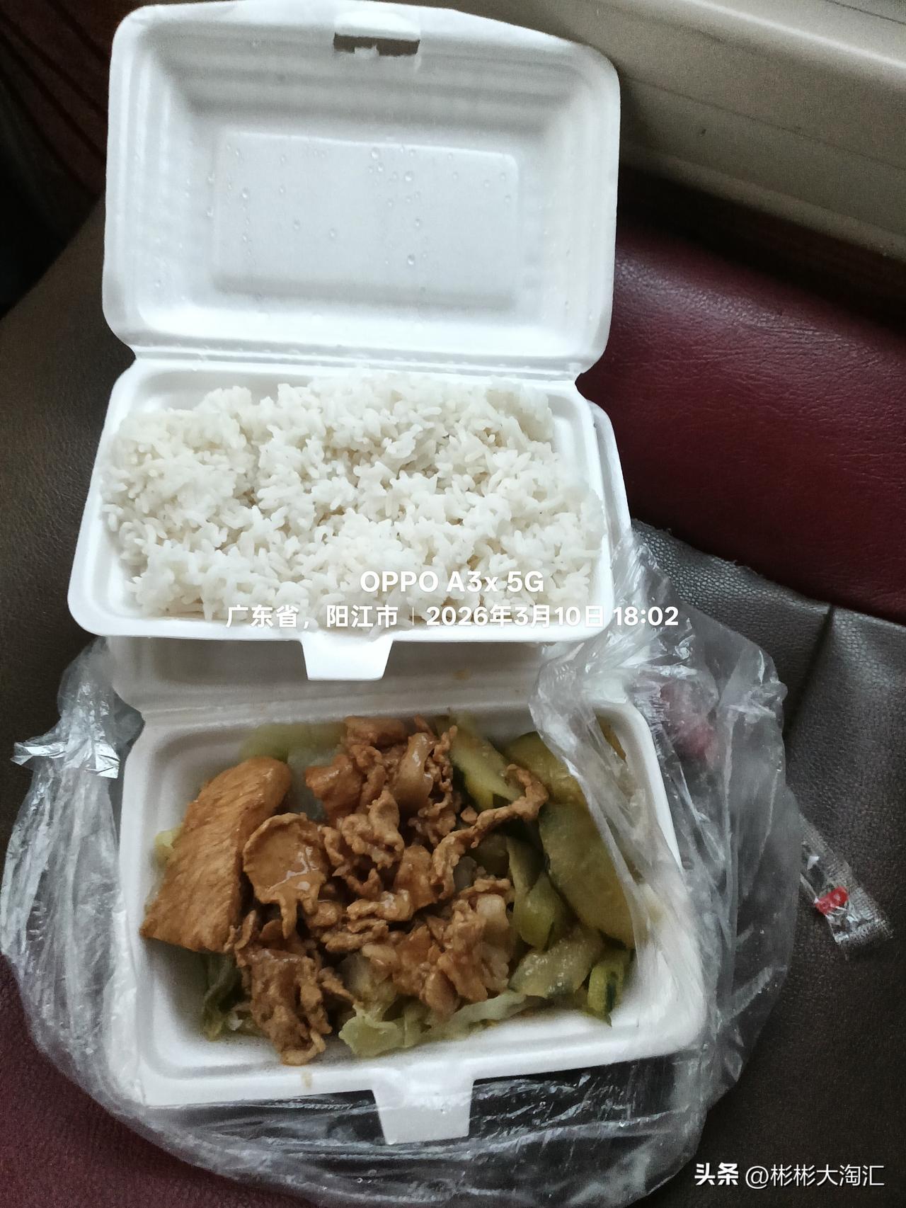 今晚在大巴车上吃了瘦肉片炒青瓜，这简单的家常菜竟给旅途添了不少温馨。
这道菜做法