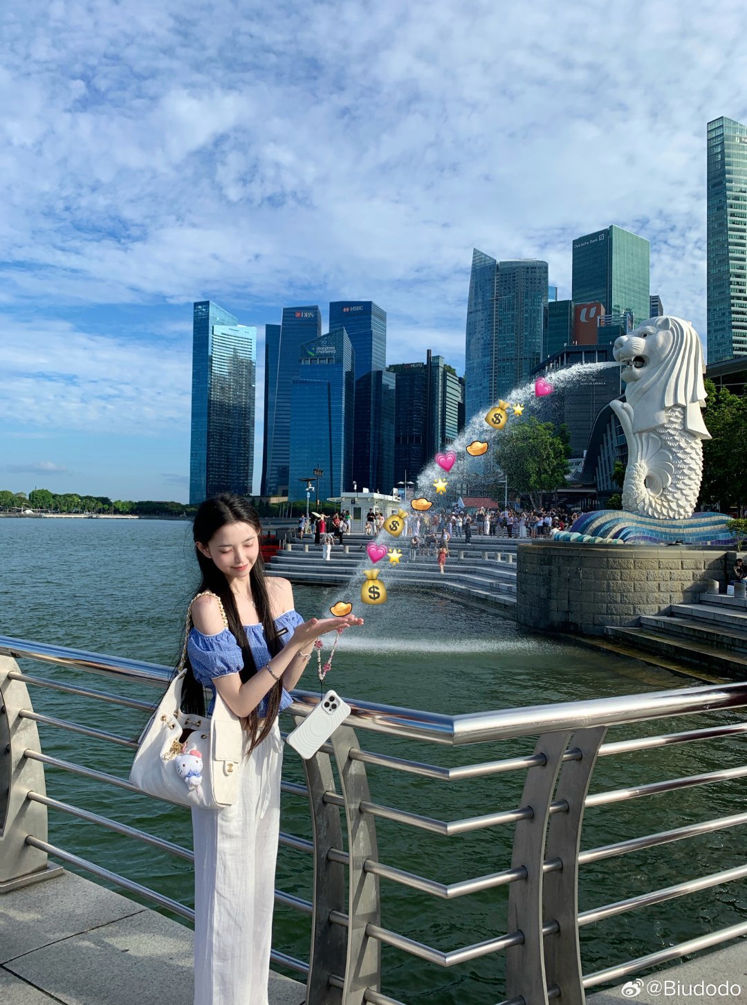 思慕社字母 她走后第三个月，他开始养她窗台那盆绿萝。浇水时发现枯叶下藏着新芽，像
