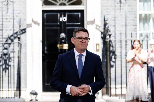 【英国政坛｜伯纳姆就职首日大规模改组内阁，斯塔默多名亲信遭撤换，新政府火速出台能