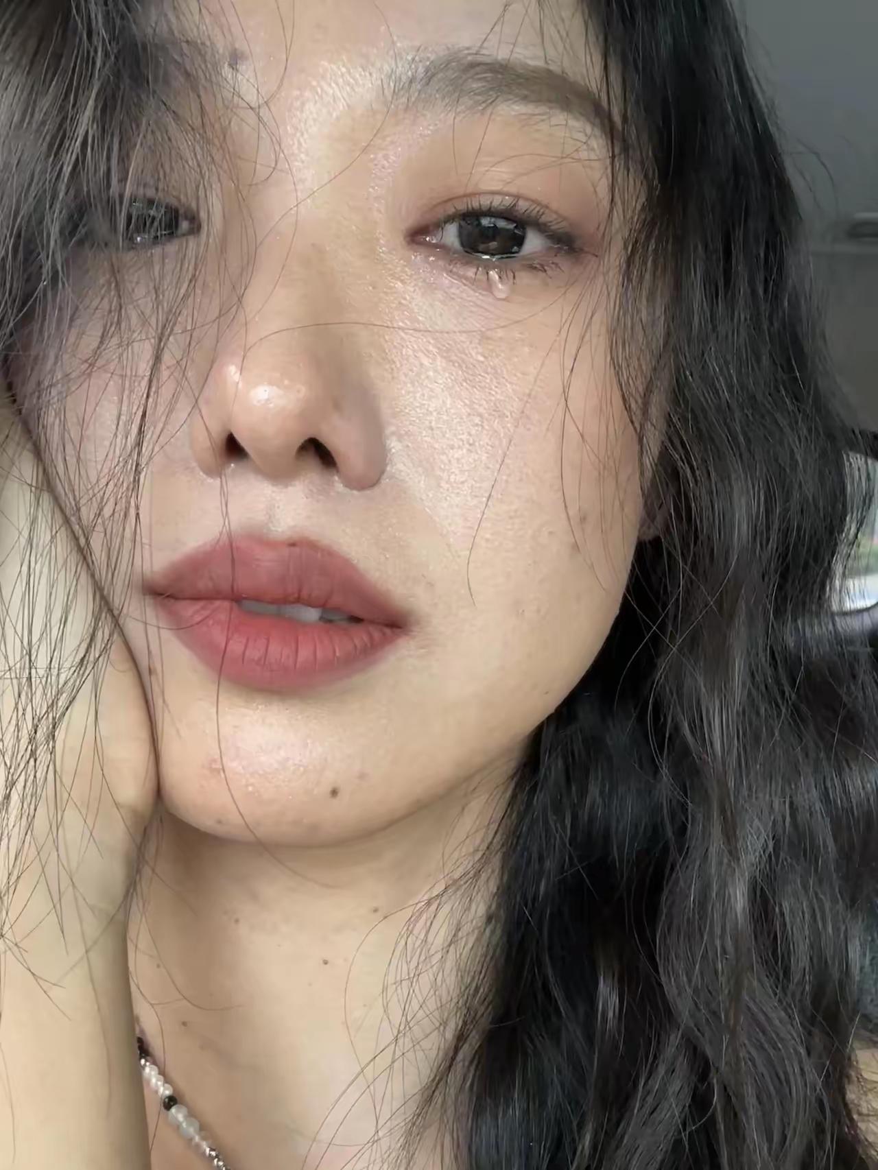 楼下婆婆扇了儿媳一巴掌，儿媳没哭没闹，盯着她看了三秒，拎包就走，扔下一句：“这巴