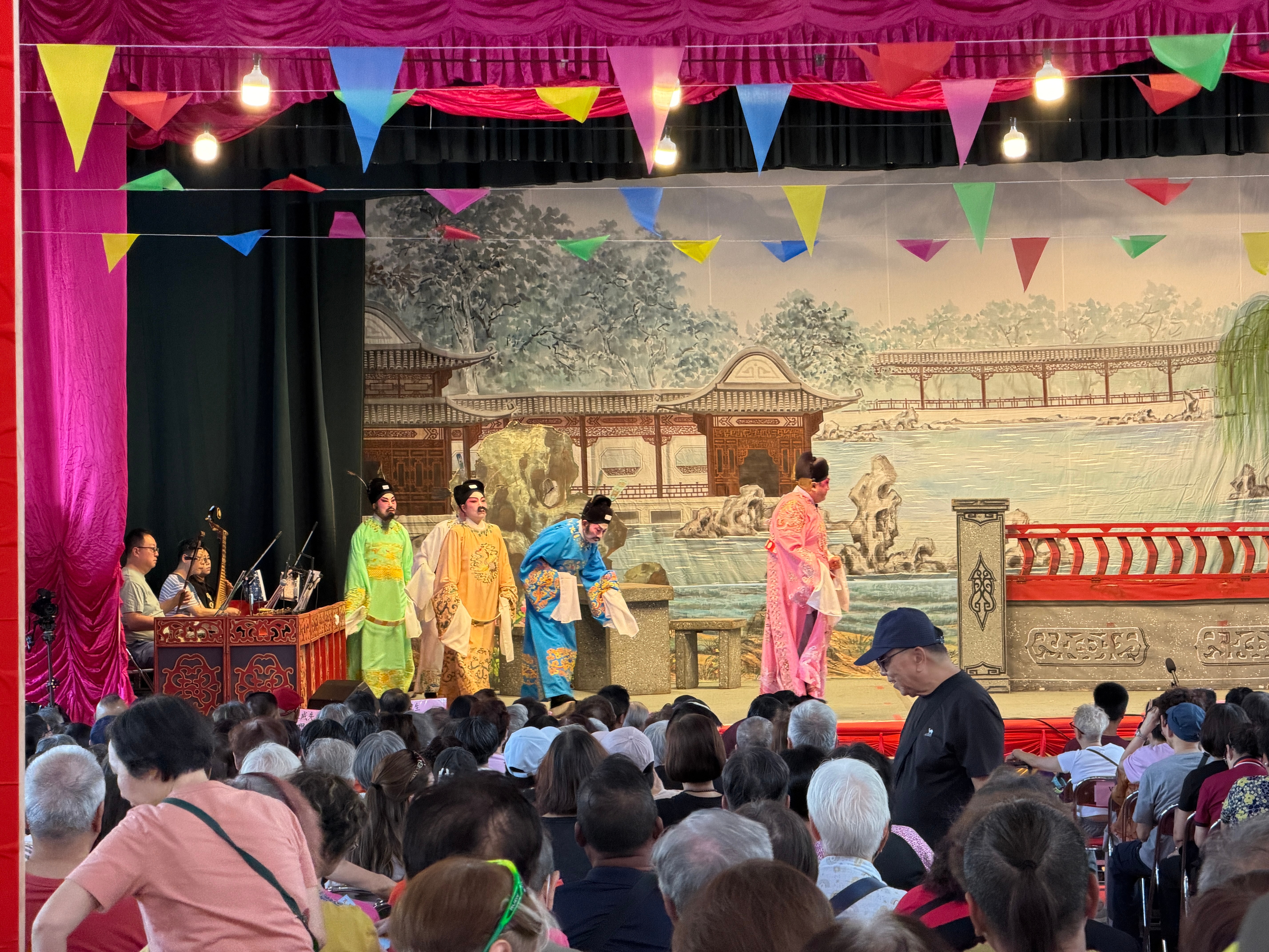 香港村子里的传统表演，三年一度，附近的 14 个村子筹资合办。观众几乎全是老人，
