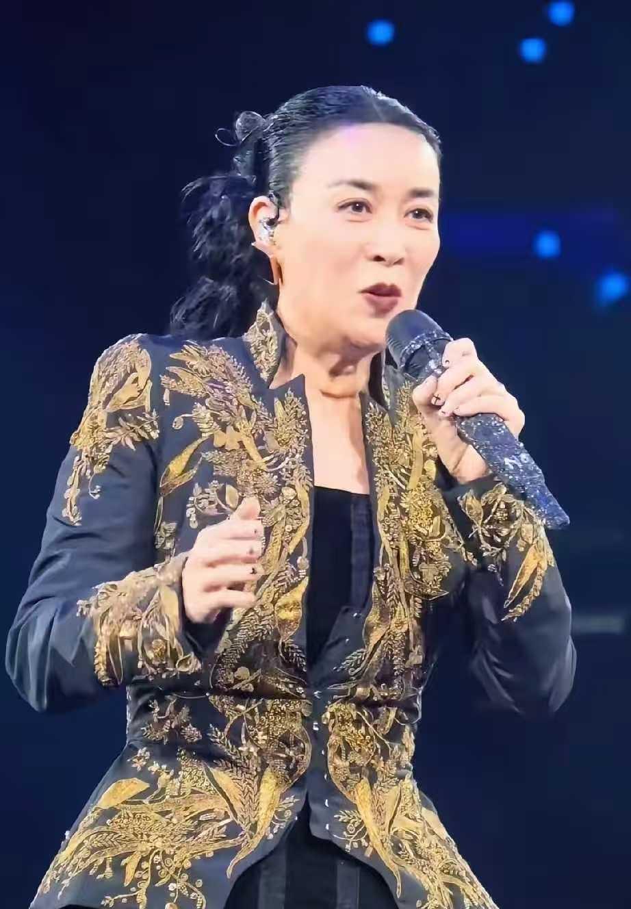 那英北京演唱会高定出圈，强大气场征服全场观众
那英北京演唱会一袭先锋高定礼服亮相
