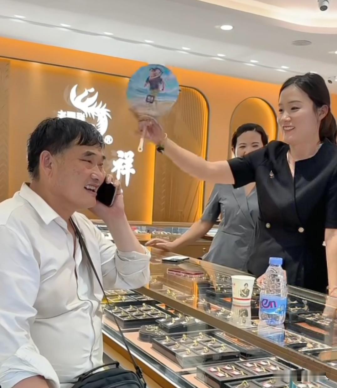 老凤祥珠宝店这个售货员情商真高，为了稳住朱之文这个大客户，居然给他扇扇子。你们觉