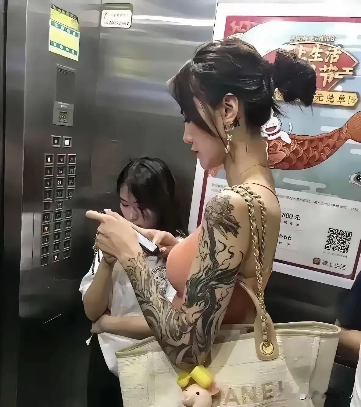 电梯里遇到的这位姐姐身材气质太好了，谁知道在维修保养店里做什么工作？

这维修保