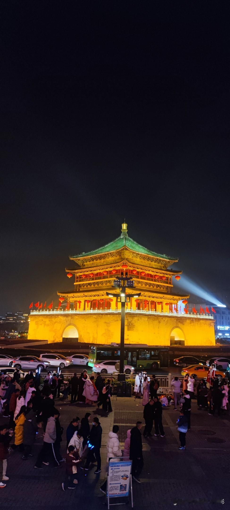 西安冬夜感怀（抒怀故土陕西的感言）
 
暮色四合，
古城西安卸下白日的喧嚣，
在