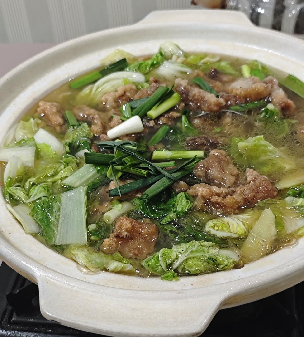 暖乎乎一锅，有肉有菜还有粉丝，是属于冬天的家常味道。
 
炸得金黄的酥肉吸饱鲜汤