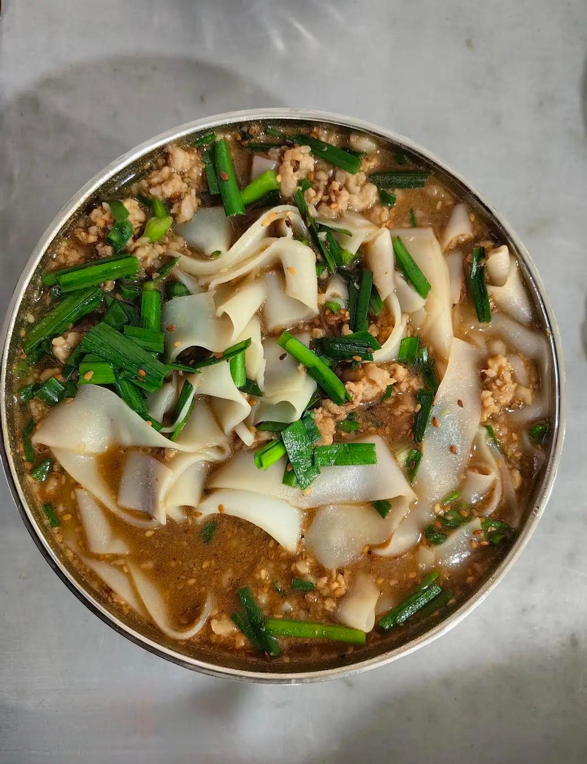 王楚钦拿了冠军，有人嫌他赢了马龙。
球台是企业买的，关他啥事？
全运会签位安排，