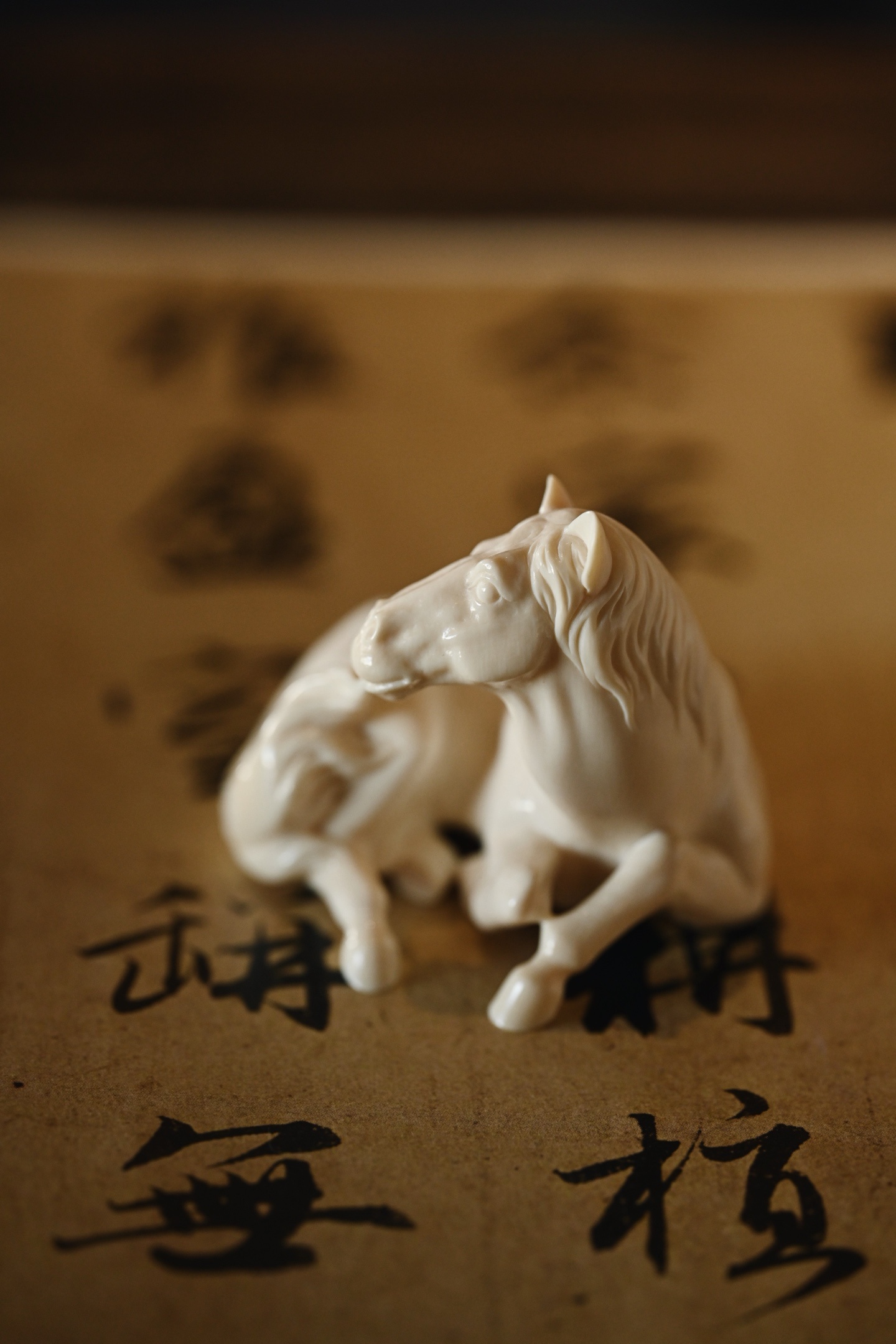 猛犸 | 卧马 小摆件料质细腻温润，雕刻马匹曲肢伏卧，唇衔长尾，体态松弛悠然，无