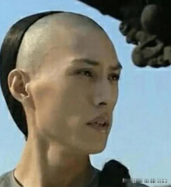 原来靳东并不是帅了一辈子，刚出道时的他瘦到皮包骨头，和帅完全不搭边。
