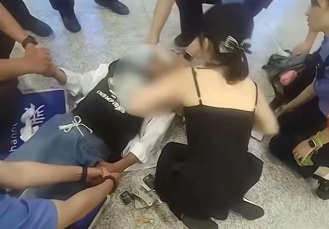 最近，南京南站候车厅内那个叫李梦旖的护士火到新华社新闻了，本来她只是个穿着小吊带