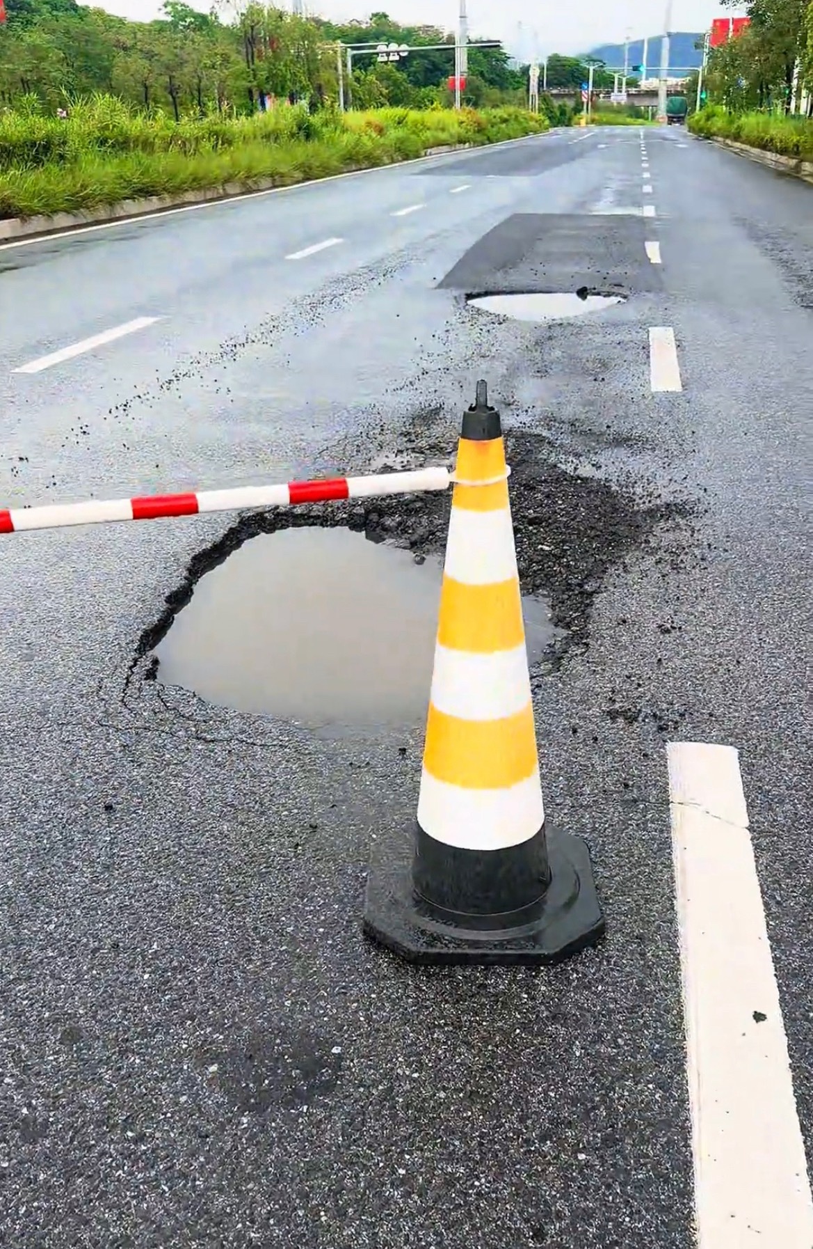 【玉林教育东路北站路段有路坑汽车中招】6月26日，网友爆料称：玉林市教育东路北站