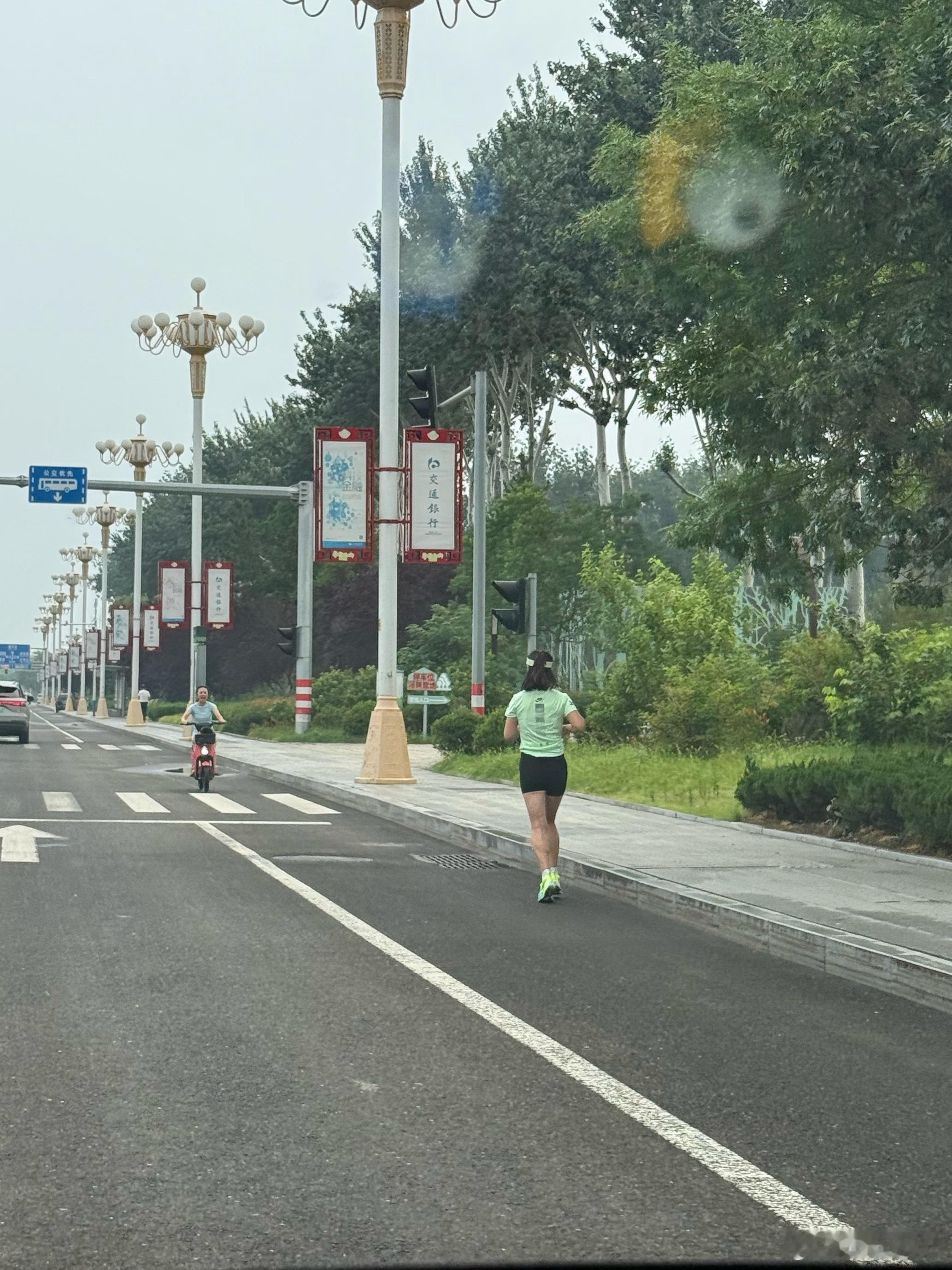 以前很少早起，原来城市里其实很多自律起来锻炼的人。想想自己以前8点才起床负罪感爆