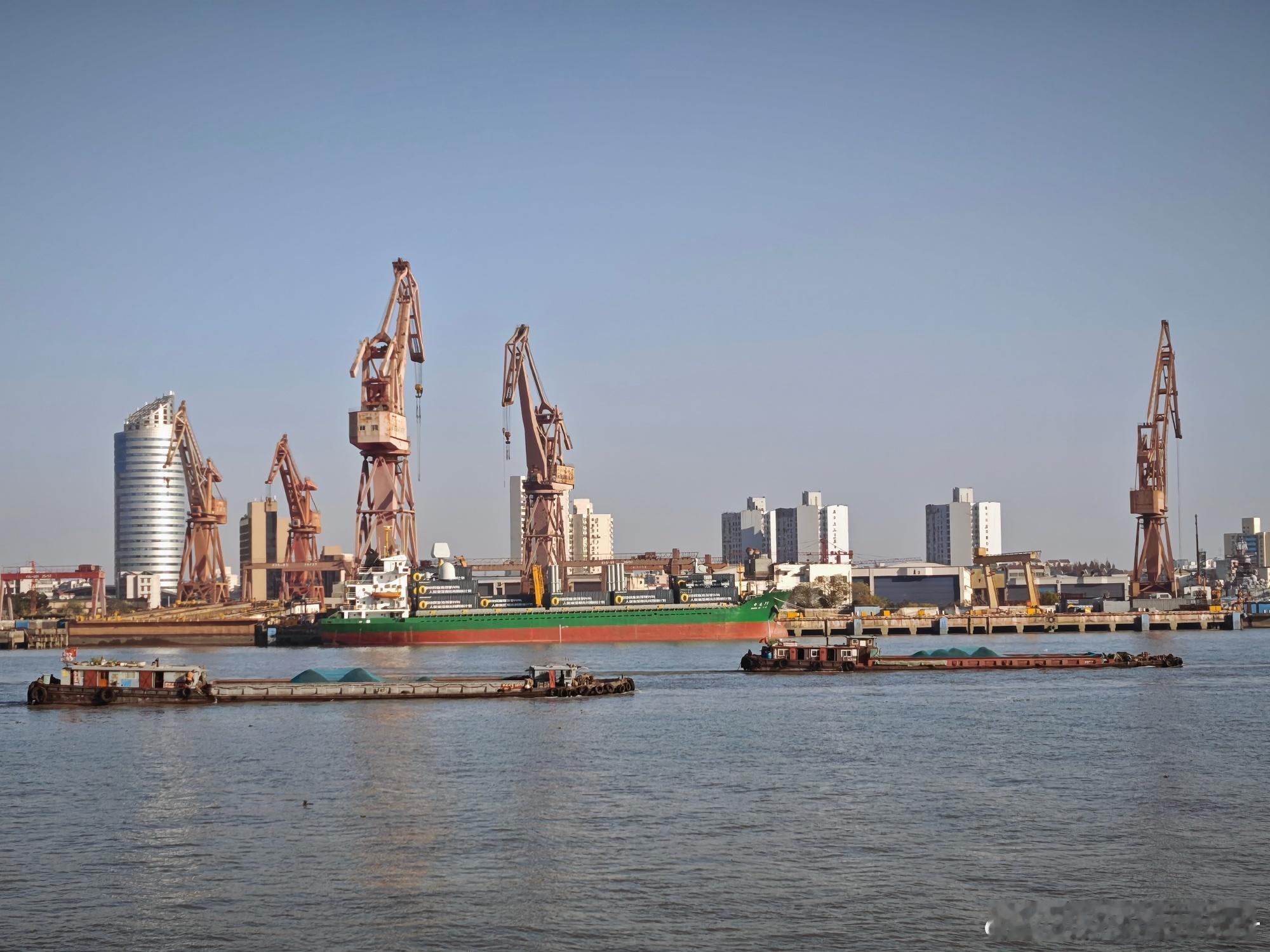 俩白的，下面一个有点象366上面有点像旋转阵面雷达，下面都是集装箱，可能是上面两