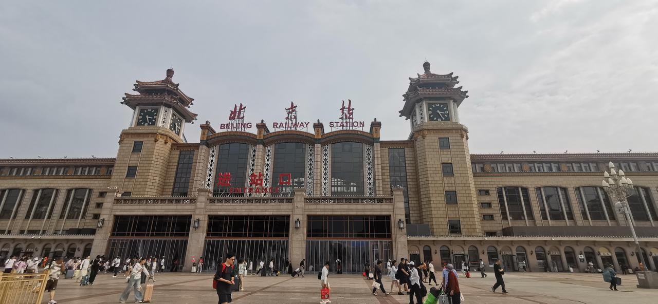 久违了，北京站！
   连续两天，廊坊-北京南，北京南-秦皇岛，秦皇岛-北京，北